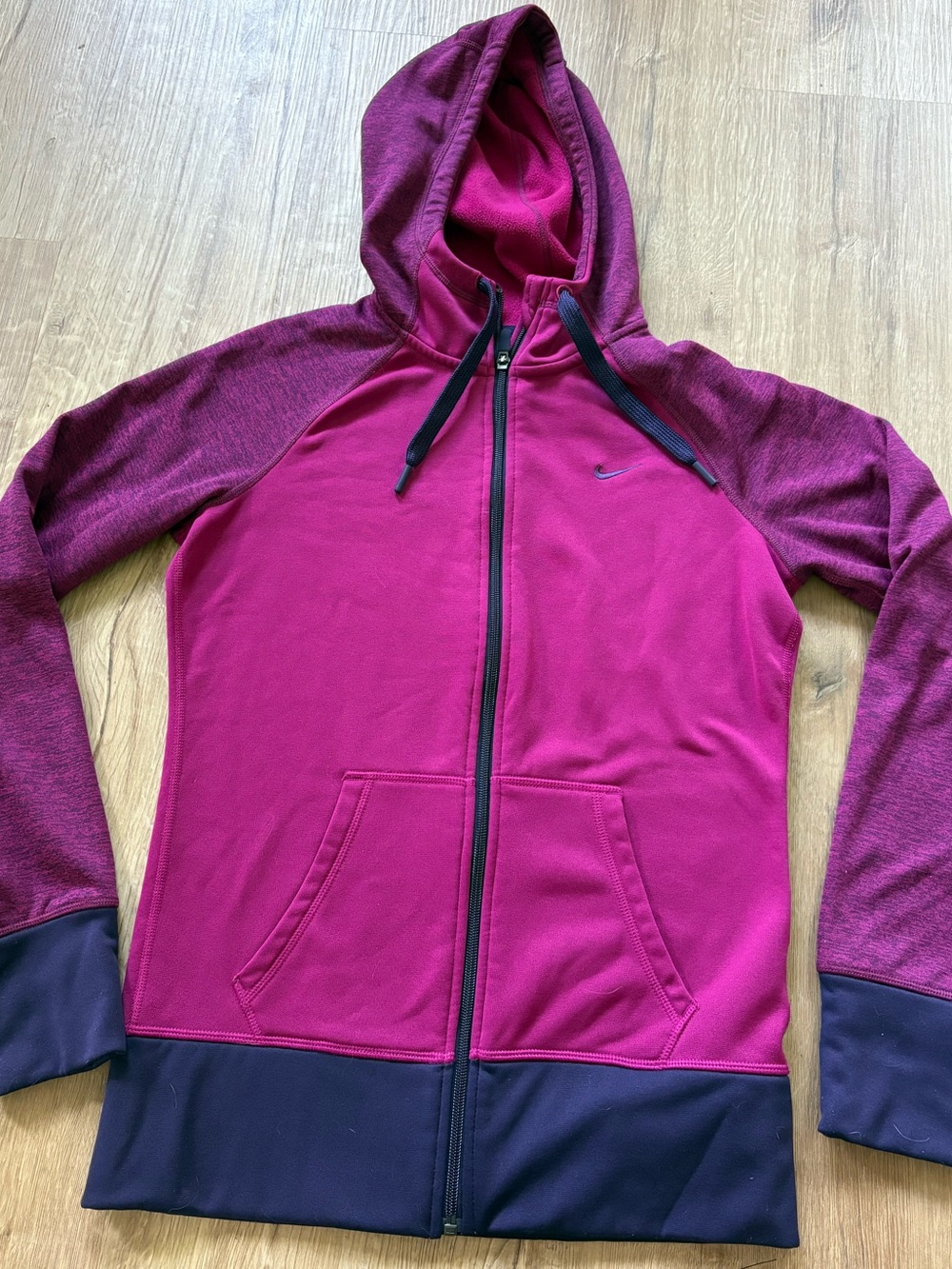 Nike Women’s Therma-fit Full-Zip Hoodie in Berry/Raspberry with Dark Trim Sz Sm